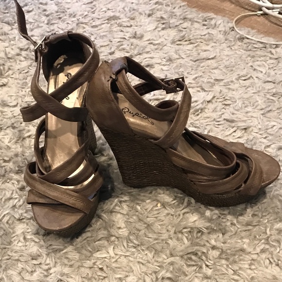 🛑 SOLD! Wedge Heel Sandals w/ Woven Pattern 🛑 - Picture 2 of 6